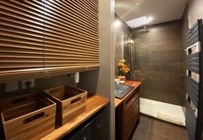 Shower, hair dryer, towels - La Maison du Champ de Beaumont (Galgon)