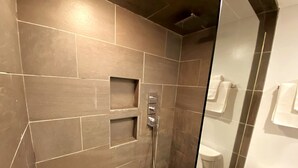 Ein modernes Badezimmer mit Duschkabine, Toilette und Waschbecken.