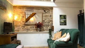 TV, lettore DVD, tavolo da calcetto, tavolo da ping pong