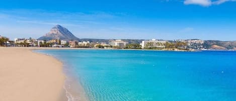 Nära stranden och solstolar