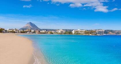 2 bed, FREE WIFI, Aircon, private gated garden leading to the pool, beach 300m.