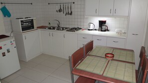 Apartamento, 1 habitación | Servicio de comidas en la habitación