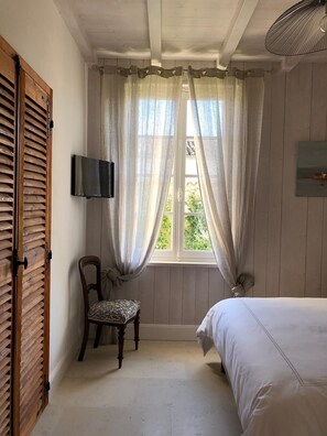 2 slaapkamers, een bureau, een strijkplank/strijkijzer, reisbedje