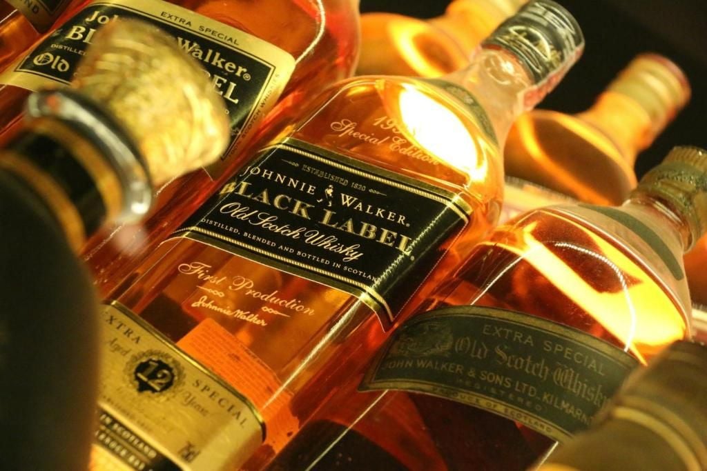 Várias garrafas de whisky Johnnie Walker Black Label.