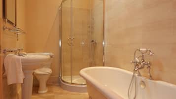 Habitación doble (Beaumont Four Poster) | Batas y toallas