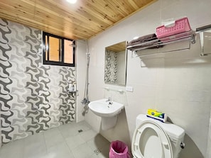 Shower, free toiletries, slippers, towels - Qili Homestay (Chaozhou)