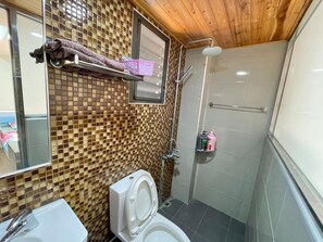 Chuveiro, produtos de toalete grátis, chinelos, toalhas de banho