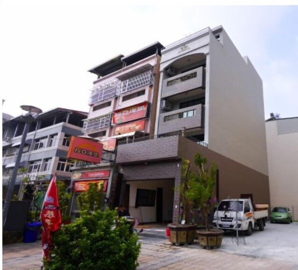 A multi-story building with a flat facade, several balconies, and a ground-level entrance. - Qili Homestay (Chaozhou)