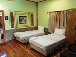 Desk, laptop workspace, free WiFi - Nang Phraya Resort (Phayuha Khirim)