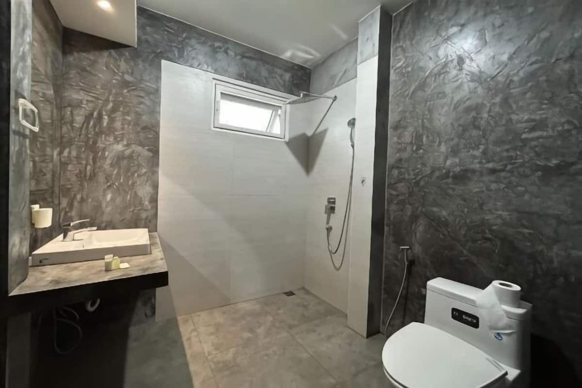 Een douche, een regendouche, gratis toiletartikelen, handdoeken
