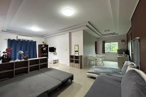 Quarto básico | Escrivaninha, Wi-Fi de cortesia, roupa de cama