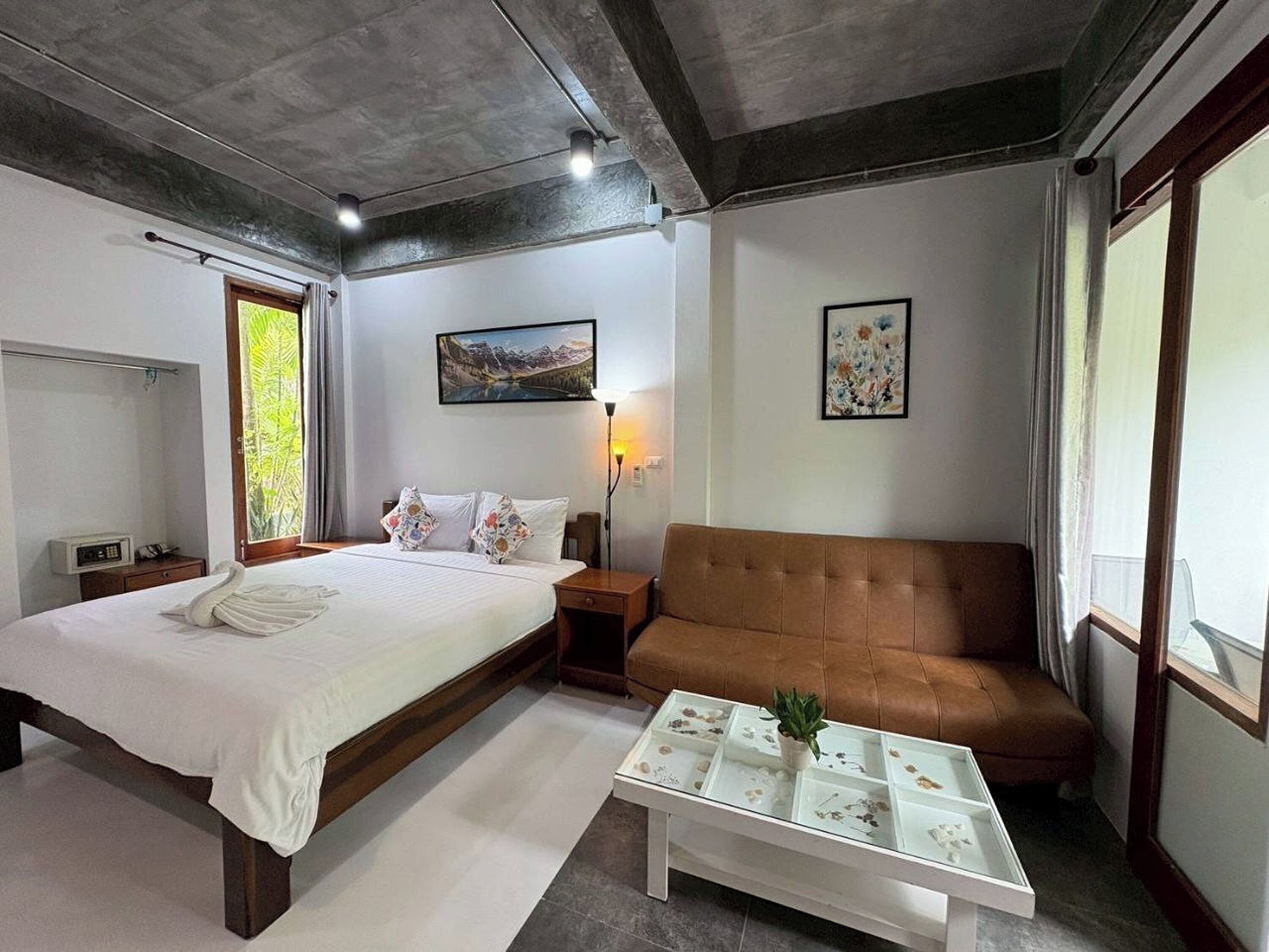 Deluxe with Balcony | Desk, free WiFi, bed sheets