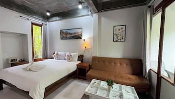 Deluxe with Balcony | Desk, free WiFi, bed sheets