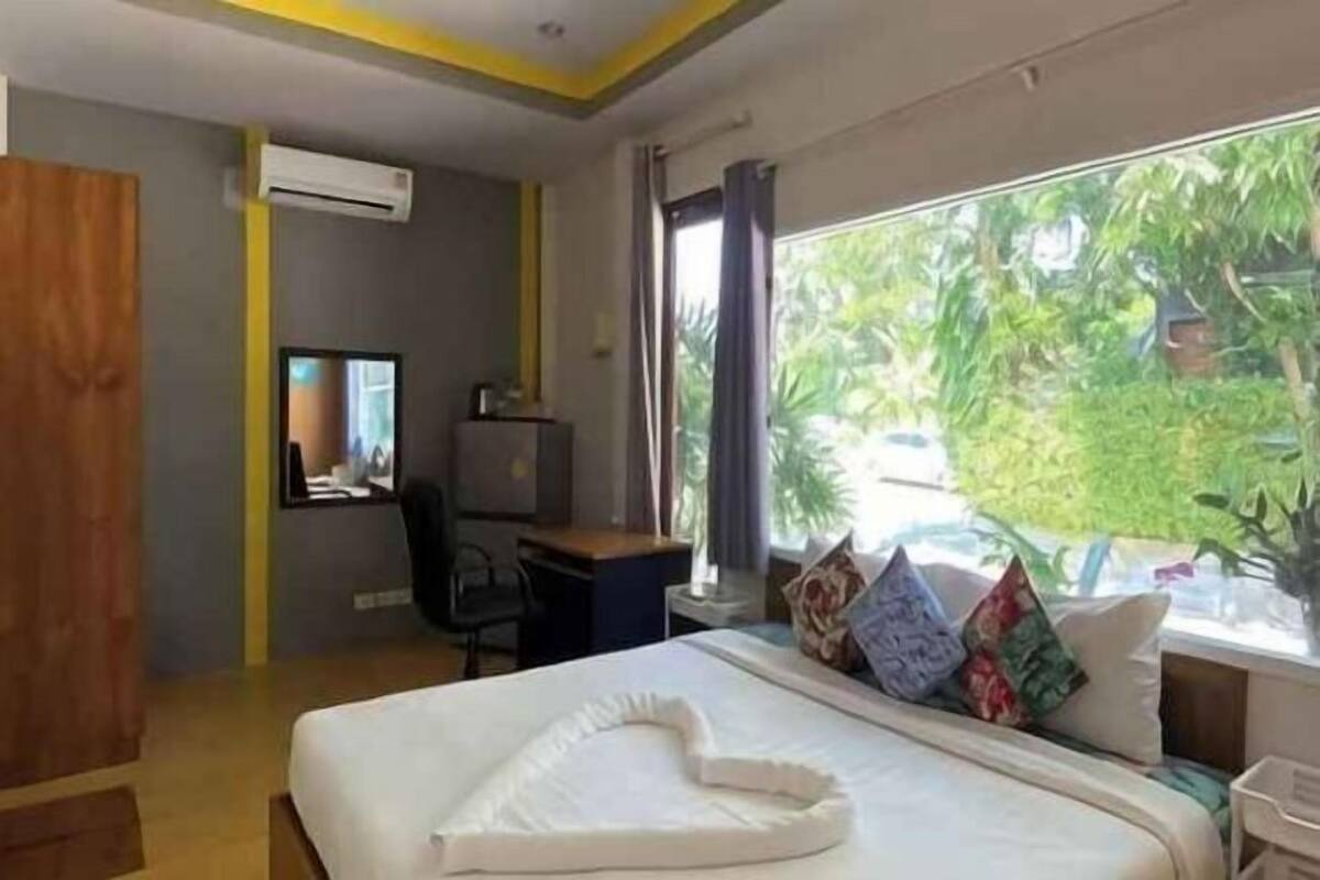 Desk, WiFi (free), bed sheets
