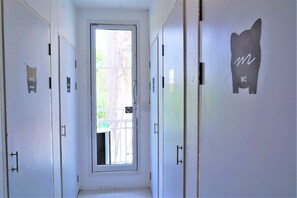 Dusj, toalettartikler (inkludert) og håndklær