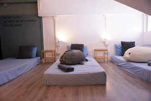Family Room with Shared Bathroom | Bureau, rideaux occultants, Wi-Fi gratuit