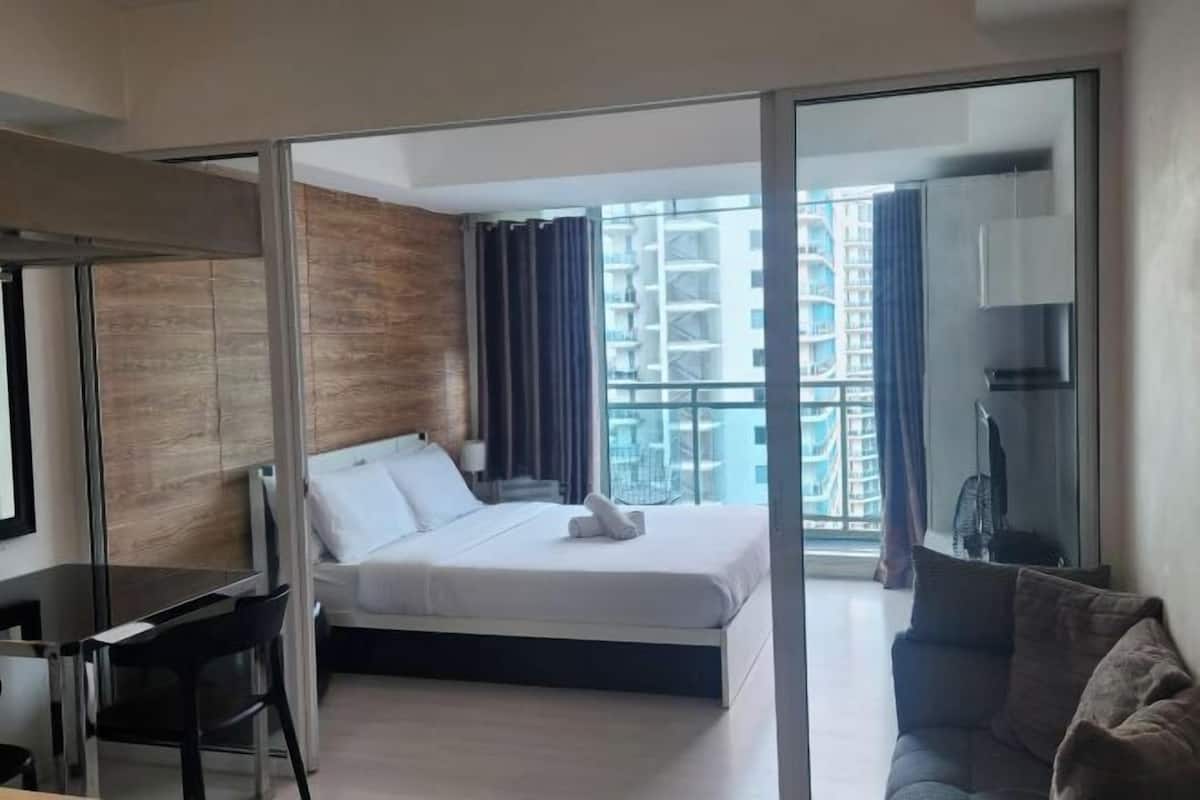 1 bedroom, desk, free WiFi, bed sheets