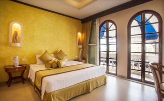 Minibar, in-room safe, desk, free WiFi