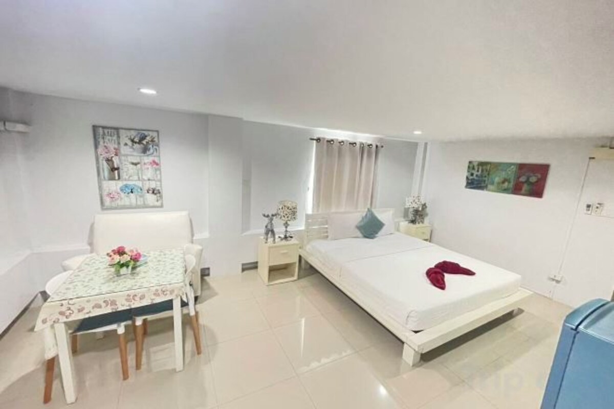 Desk, WiFi (free), bed sheets