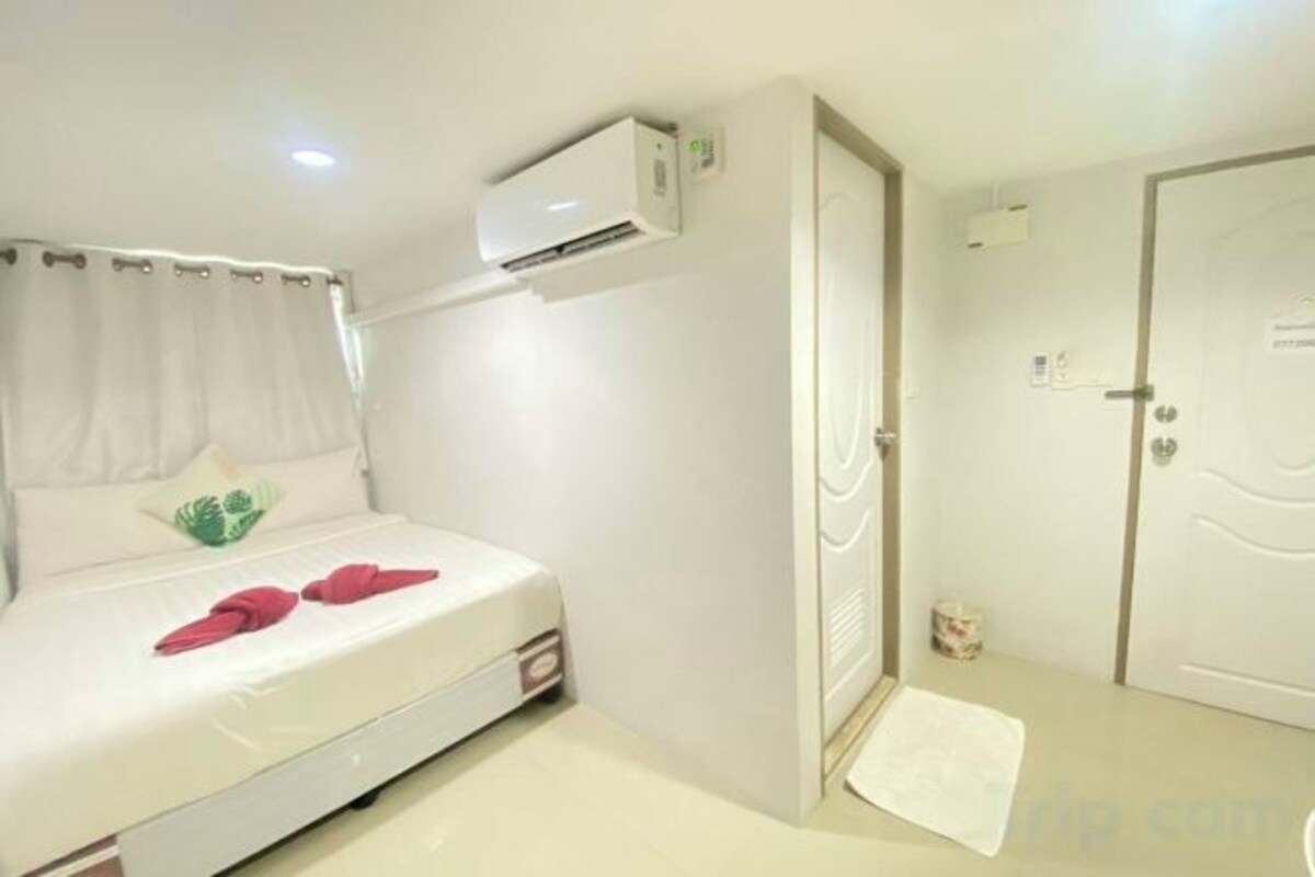 Desk, WiFi (free), bed sheets
