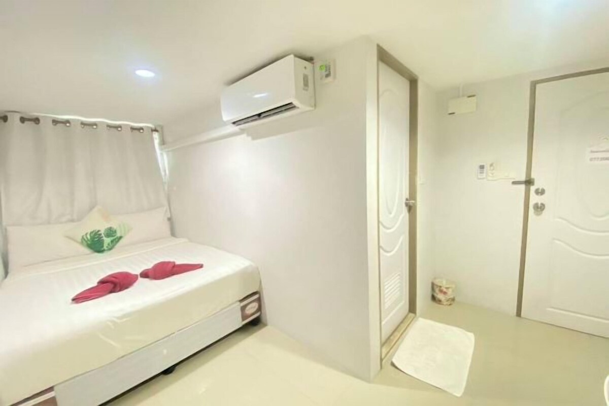 Escritorio, wifi gratis y ropa de cama 