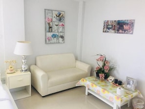 21-inch TV with satellite channels - Chic Hotel Suratthani (Surat Thani)