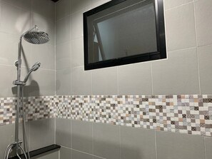 Chambre Standard | Salle de bain | Douche, articles de toilette (gratuits), serviettes fournies