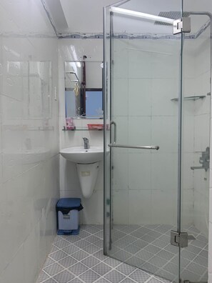 Shower, free toiletries, towels - Hoang Tuan Hotel (Ho Chi Minh City)
