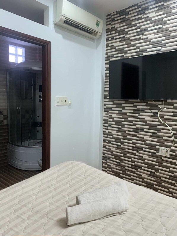 Deluxe Double Room | Desk, laptop workspace, free WiFi, bed sheets - Hoang Tuan Hotel (Ho Chi Minh City)