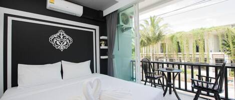 Tweepersoonskamer | Een bureau, een laptopwerkplek, geluiddichte muren, gratis wifi