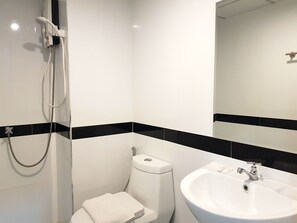 Een douche, gratis toiletartikelen, handdoeken