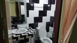 ダブルルーム | バスルーム | シャワー、バスアメニティ (無料)、タオル