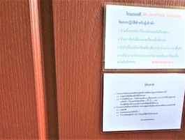 Dos documentos sobre una superficie de madera.