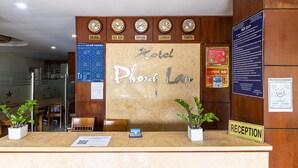 A hotel reception desk with clocks displaying Seoul, Hanoi, New York, London, and Tokyo. - Phong Lan 2 Hotel (Ho Chi Minh City)