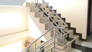 Een moderne trap met metalen leuning en een geometrisch patroon.