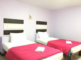 Standard Twin Room | Desk, free WiFi, bed sheets