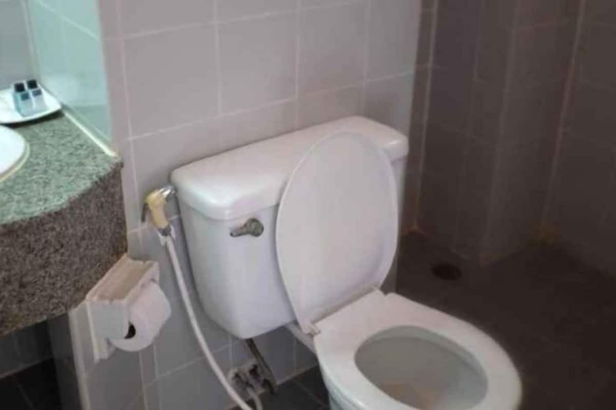 Bathtub dan shower terpisah, perlengkapan mandi gratis, dan handuk