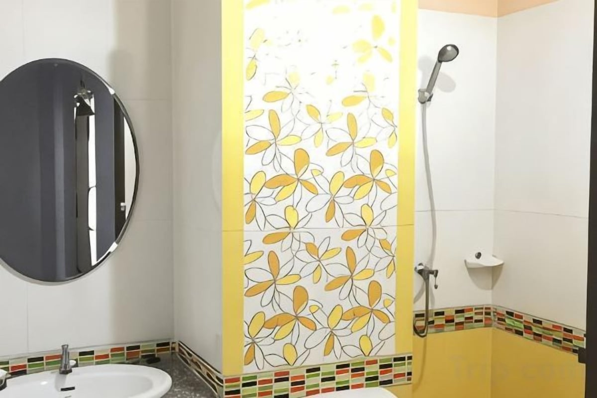 Separate tub and shower, free toiletries, towels