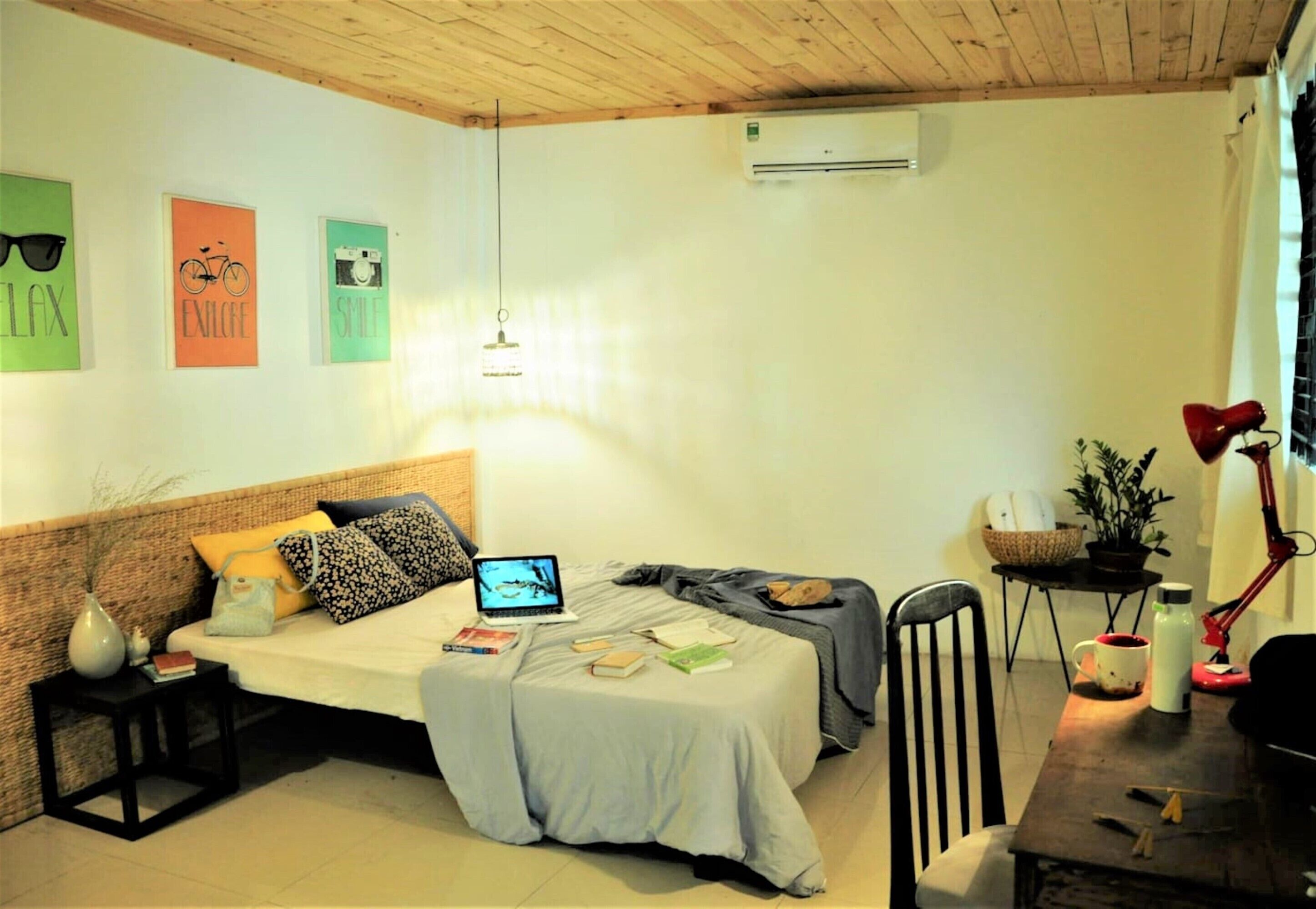 Een bureau, een strijkplank/strijkijzer, gratis wifi, beddengoed