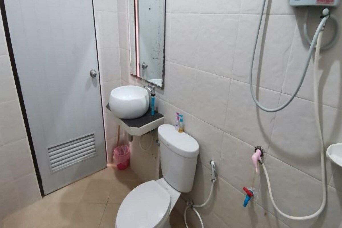 Regadera, amenidades de baño gratuitas, pantuflas, toallas 