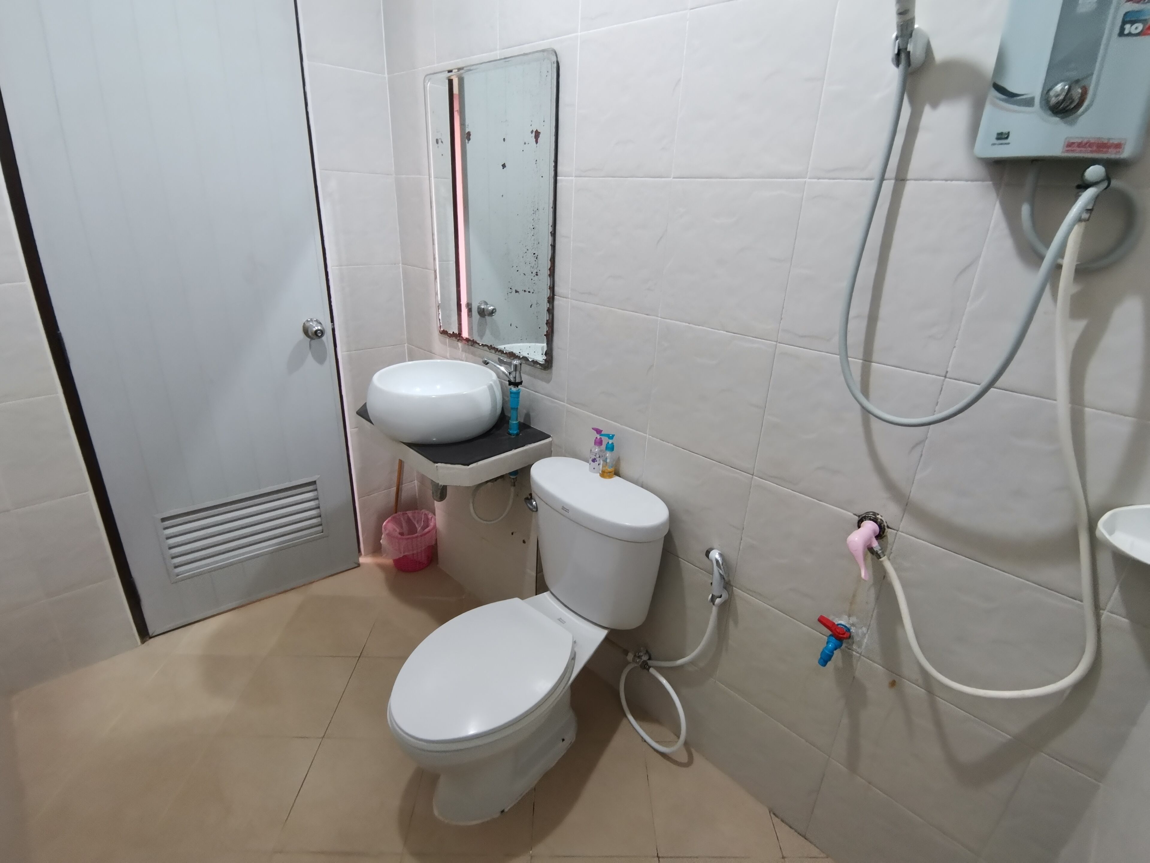 Shower, eco-friendly toiletries, slippers, towels