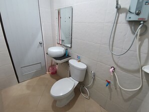 Douche, articles de toilette écologiques, chaussons, serviettes fournies