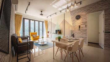 3 Bedrooms Condo | Living area