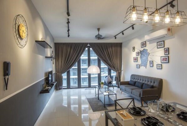 Condo estándar, 3 habitaciones | Sala de estar | Televisión de 21 pulgadas con canales vía satélite