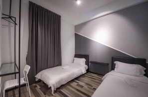 Condo Tiêu chuẩn, 3 phòng ngủ | 3 phòng ngủ, bàn, bàn ủi/dụng cụ ủi quần áo 