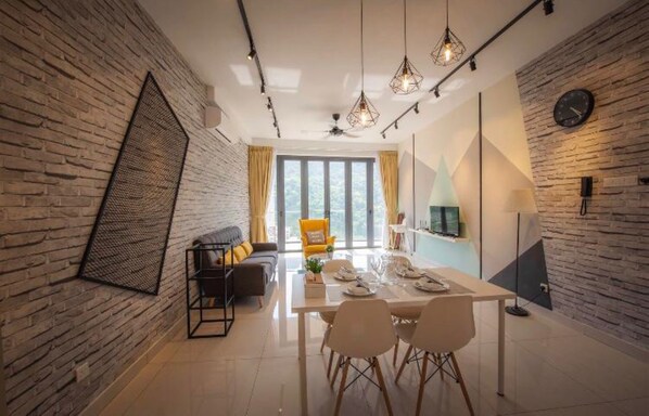 In-room dining - Arte S 3 Bedrooms Condo (George Town)