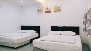 Une chambre d’hôtel moderne avec deux lits simples, une grande fenêtre et un mur décoré de trois tableaux représentant des motifs floraux.