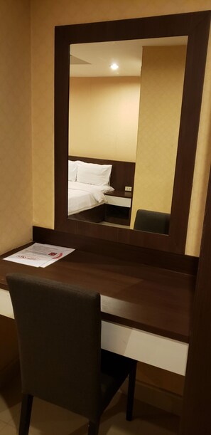 Room | Laptop workspace, free WiFi - COZY Rooms @ Yoga Studio (Pattaya)