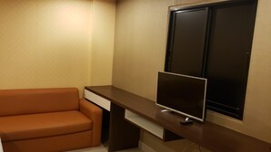 Room | Living room | 32-inch TV with cable channels
