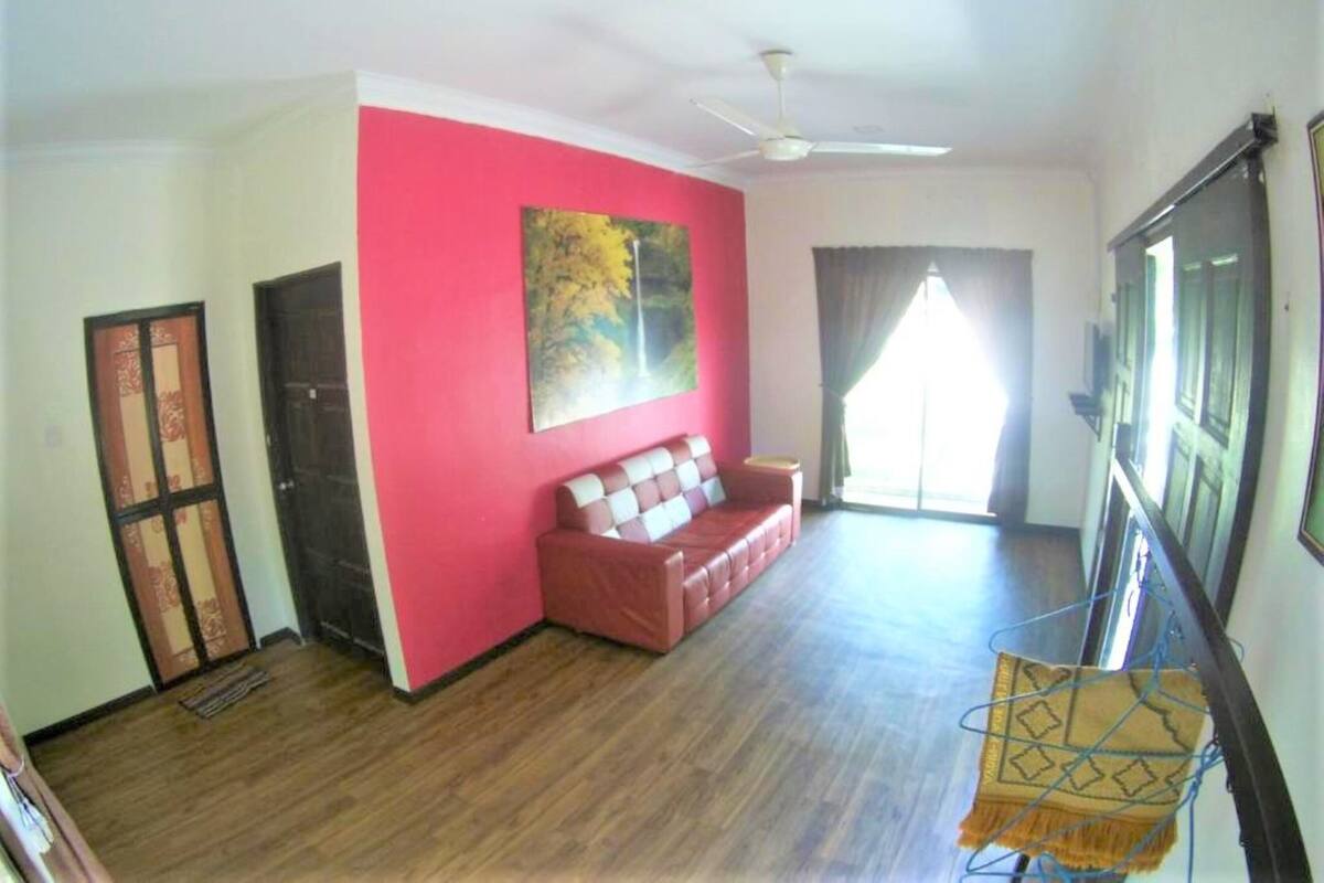 Family Room, Garden View | Desk, bed sheets